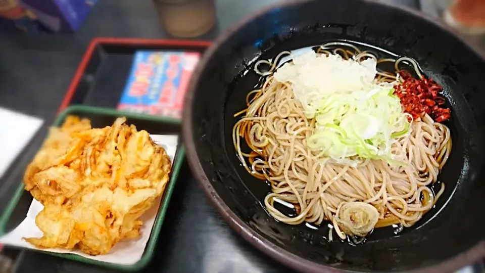 Snapdishの料理写真:2017.08.02 朝そば(鬼おろし、かき揚げ)
 冷やし蕎麦用のつゆは甘めです。|津田 健次 Kenji Tsudaさん