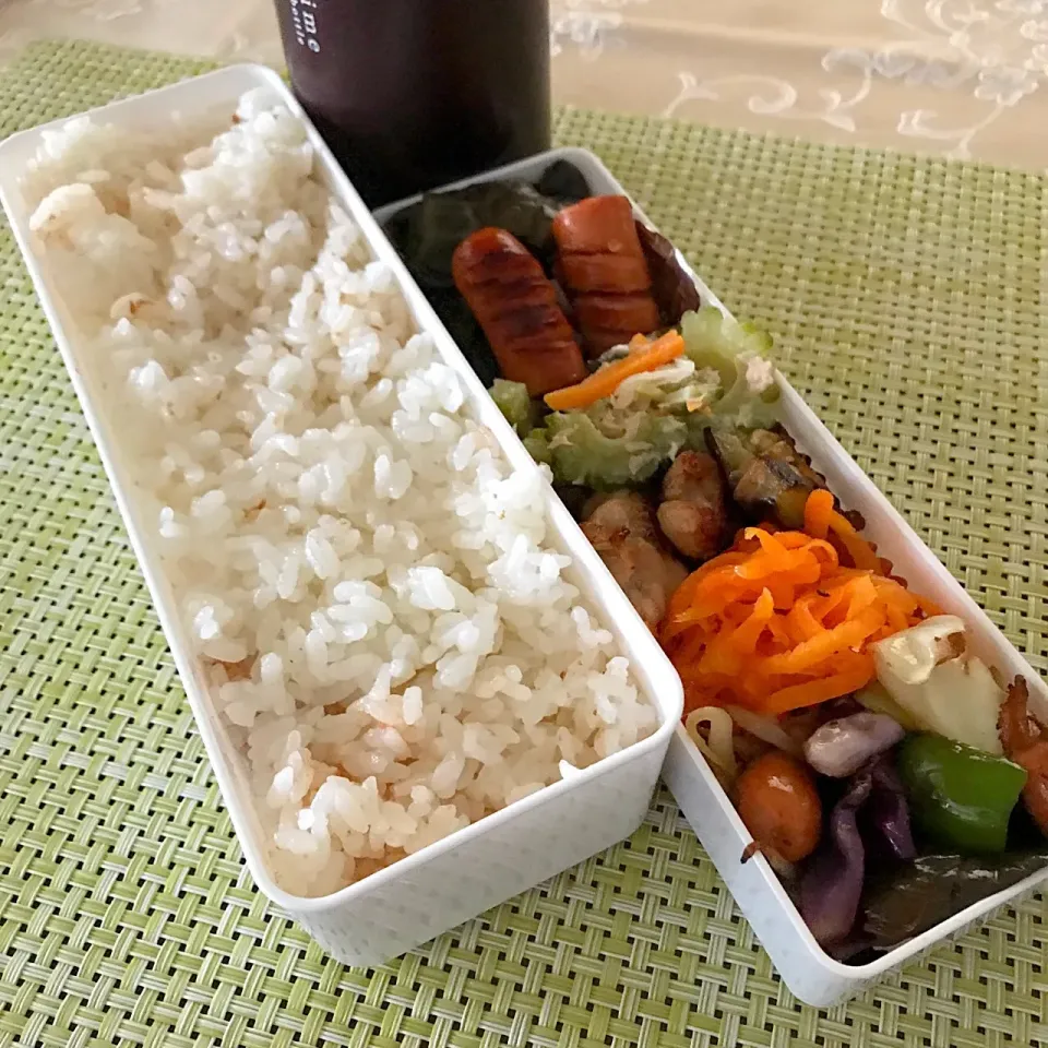 今日のお弁当🍱なすの豚バラ巻き・たくさんの野菜やきのこの野菜炒め 今日も元気にいってらっしゃい👋|mokoさん