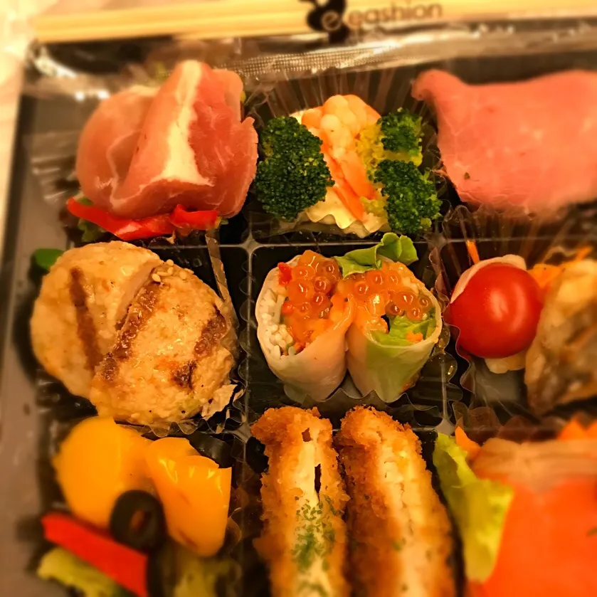 東京駅で買ったお弁当
#東京駅 #お弁当#サラダ #お惣菜 #eashion|ヒロさん