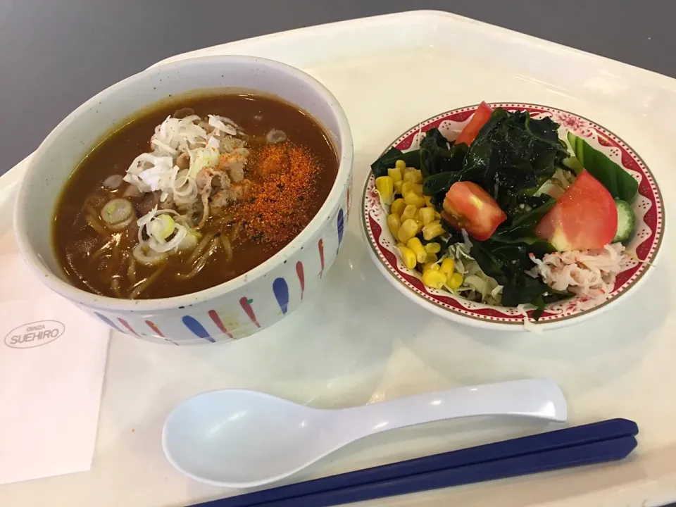 Snapdishの料理写真:カレー蕎麦、わかめサラダ|Tadahiko Watanabeさん