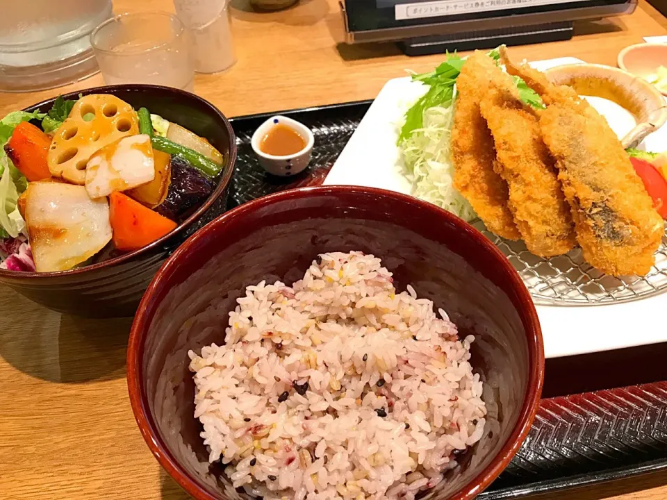 Snapdishの料理写真:長崎県産 さっくり鯵フライ定食、ミニ鶏の黒酢あん|buhizouさん