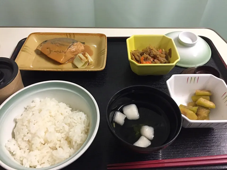 #入院飯 
7日目 晩飯
ごはん
サバ味噌煮
きんぴらごぼう
ナス和え物
清汁|kubosovさん