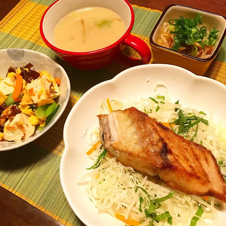 さわらの竜田揚げ♡もやしのマスタード和え♡豆腐のおかか炒め♡ごぼうと白菜のお味噌汁♡|まゆかさん