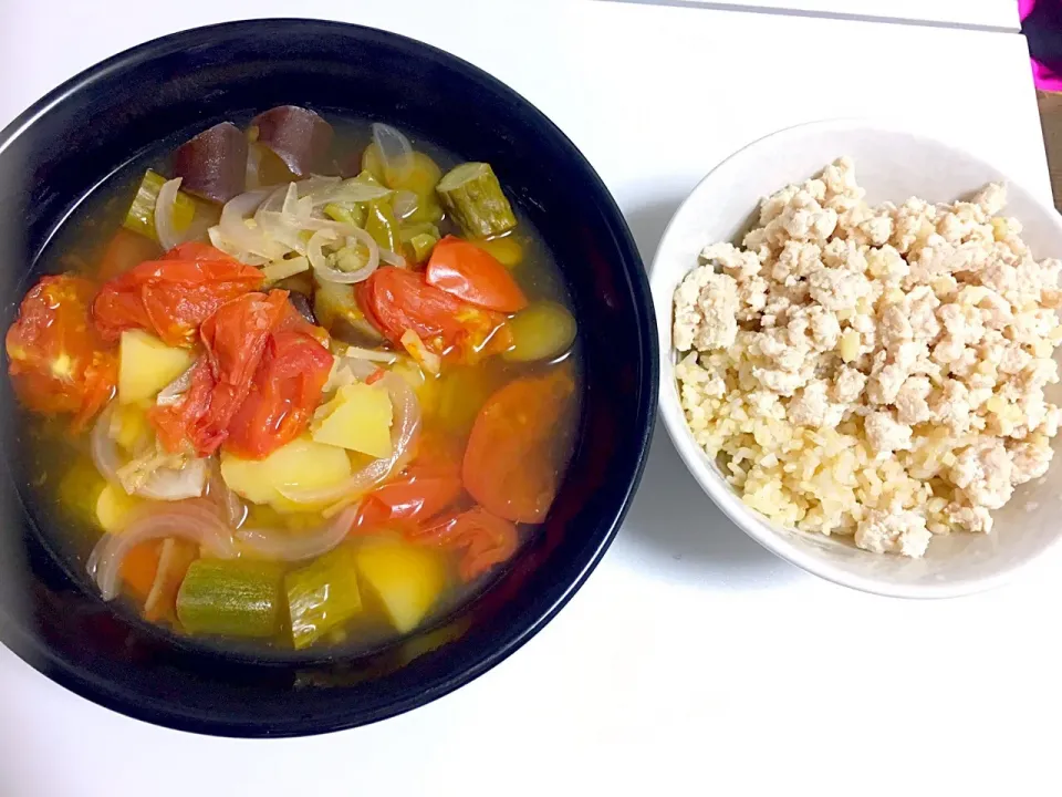 ヘルシー過ぎる野菜スープとタンパク質そぼろ丼|なみさん