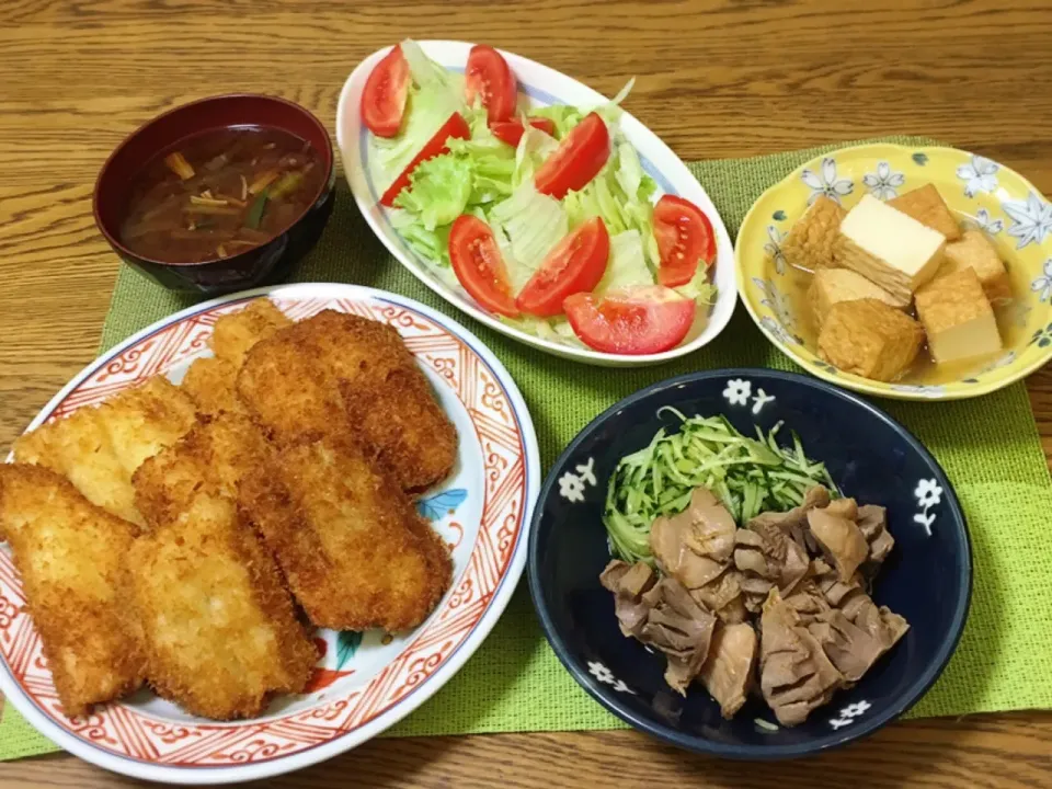 Snapdishの料理写真:お味噌汁・サラダ・厚揚げの煮物・砂肝のラー油醤油漬け・穴子のフライ|美也子さん