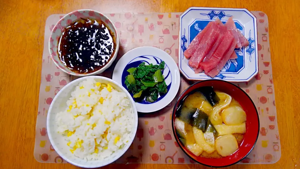 ７月２８日　とうもろこしご飯　まぐろのお刺身　茹でレタスの柚子胡椒和え　もずく　お麩と油揚げとわかめのお味噌汁|いもこ。さん