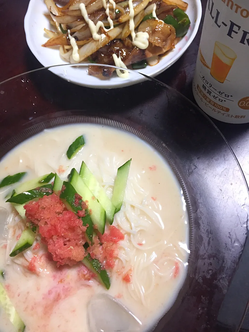 Snapdishの料理写真:今日の晩ごはん。そーめんコングクスもどき（豆乳と麺つゆ、胡瓜、冷凍トマトのおろし）、すき焼きのたれで焼いた豚肉と玉ねぎとピーマン、ノンアルコールビール。|岸野 令子さん