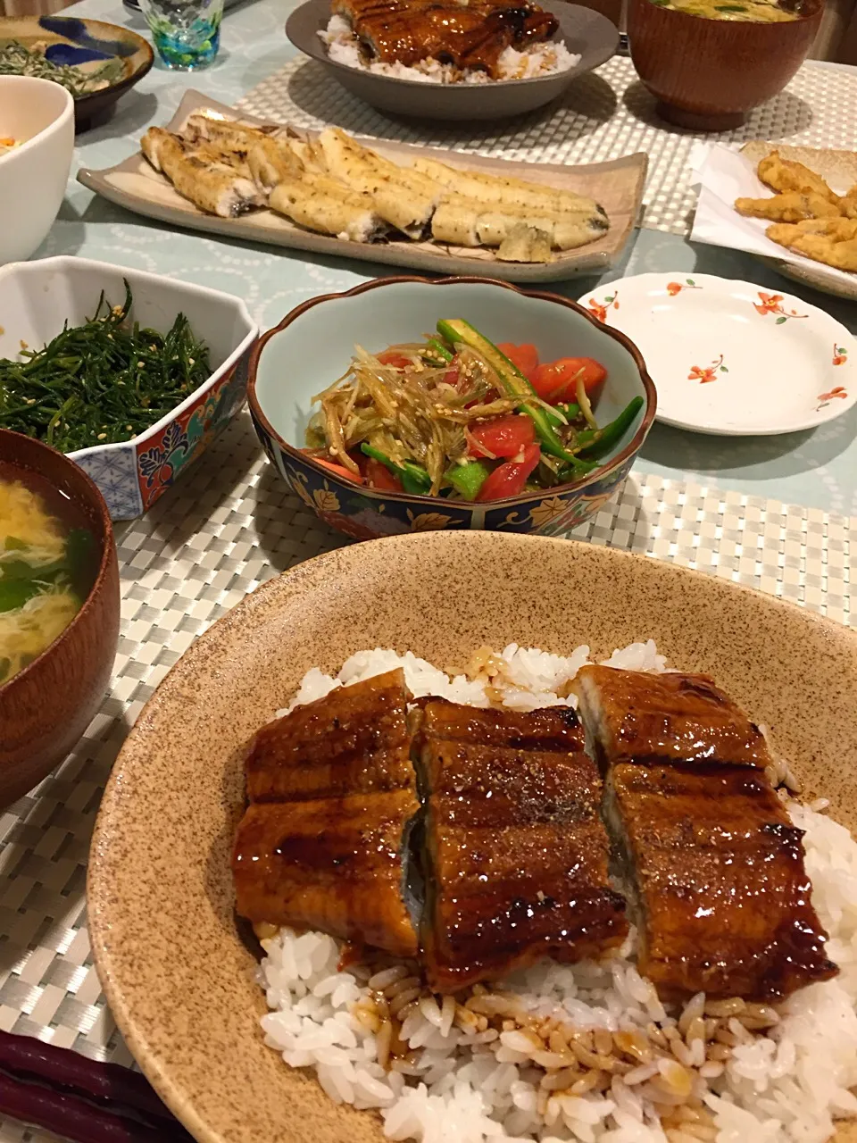 うな丼、白焼き、おかひじきのナムル、イシモチの唐揚げ、オクラとミョウガの胡麻和え|amiさん