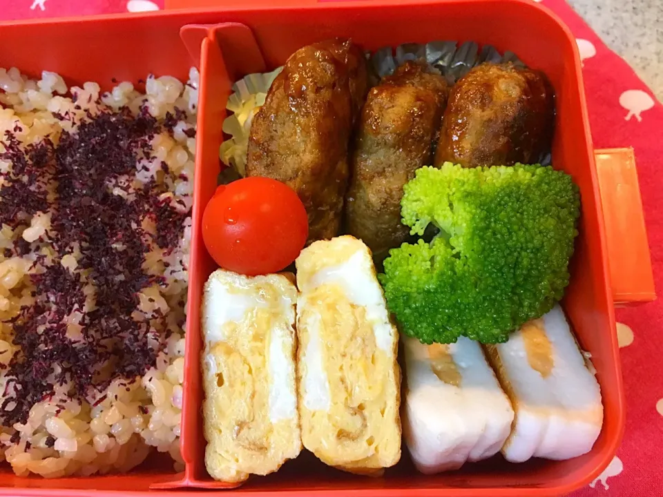 ☆8/3今日のお弁当☆〜デミ風ハンバーグ(下にキャベツ)、明太子入りはんぺん、だし巻き卵、ブロッコリー、トマト〜今日は1人分|Satokoさん