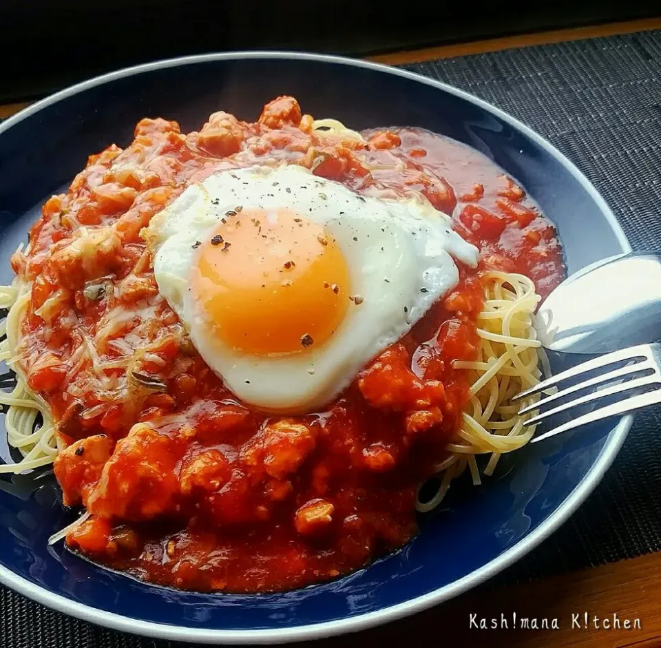 鶏挽肉のミートソーススパゲティ🍝
鶏肉でサッパリだけど、揚げニンニクチップを細かく砕いたのが入ってるからコクはあるよん🎵|Kashimanakitchenさん