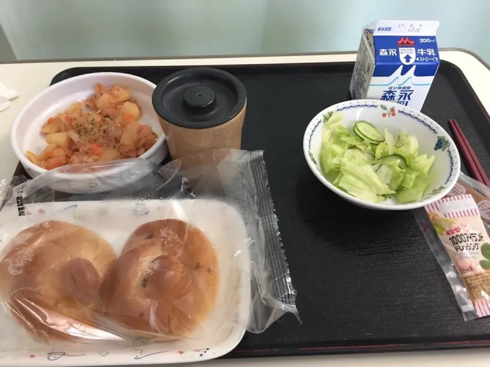 #入院飯 
8日目 朝食
レーズンパン
ピーナツバター
リヨネーズ？
レタスサラダ
サウザンドレッシング
牛乳|kubosovさん