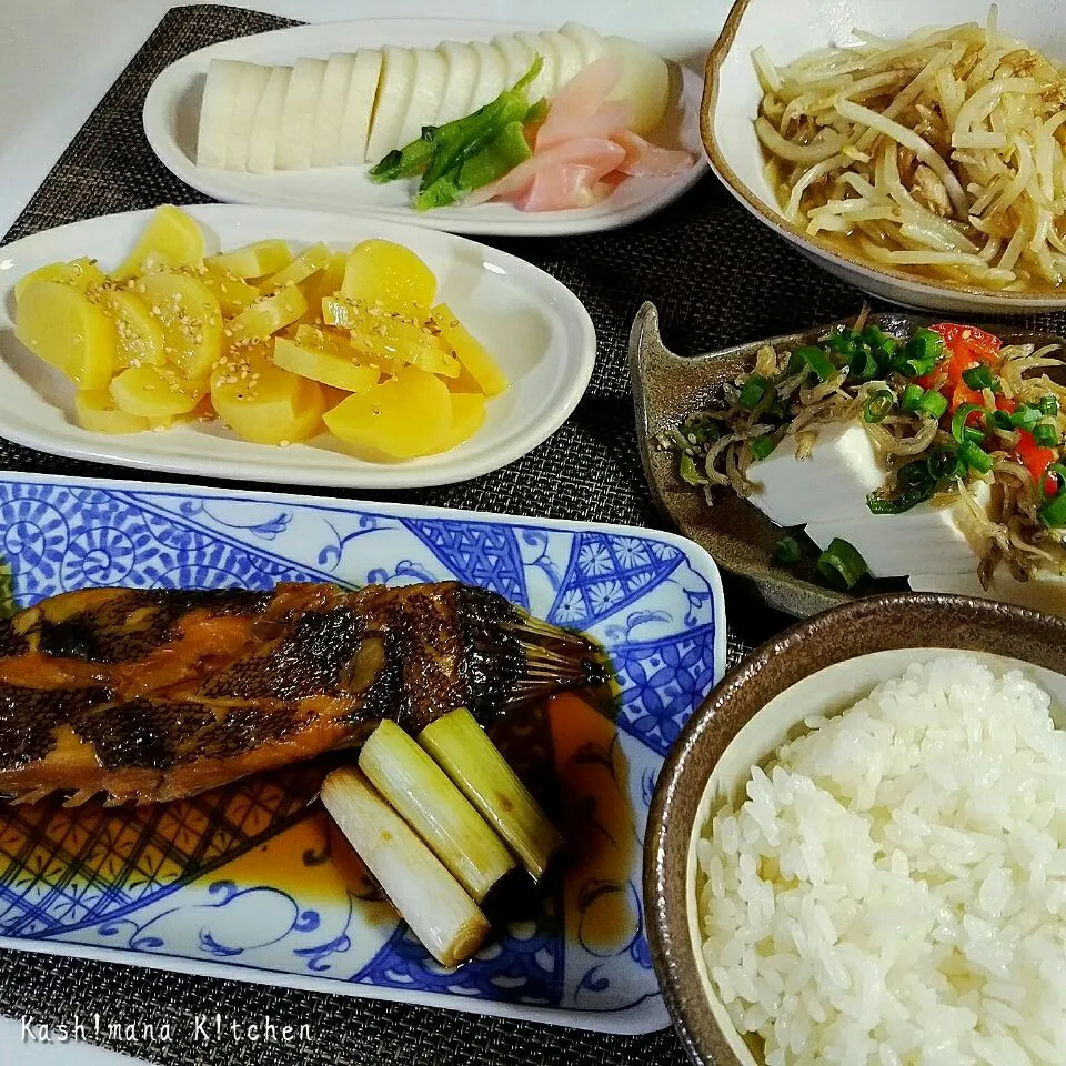 今日の夜ご飯(ㅅ˙³˙)🍚
●カレイとネギの煮付け
●豆腐の雑魚とパプリカ、ピーマンの中華炒め乗せ
●胡麻油と醤油とゴマの沢庵＆お漬物
●もやしの酢醤油ニンニク炒め|Kashimanakitchenさん