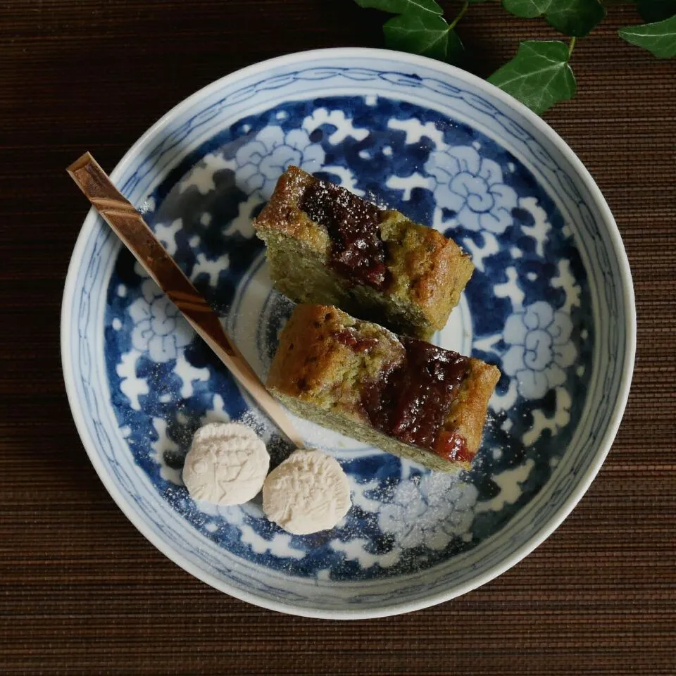 桜の葉のケーキ（小豆餡のせ）とちぽしゃんに頂いた和三盆のお菓子🐡で和なティータイム〜♪|まちまちこさん