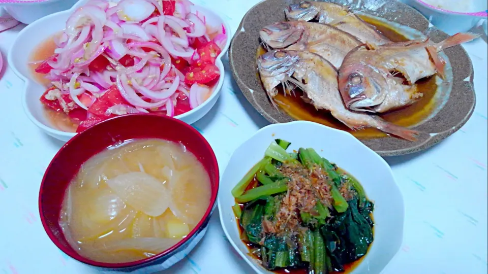 チダイの煮付け☆酢漬け新玉とトマトのサラダ☆小松菜お浸し☆じゃがいも玉ねぎの味噌汁(液みそ料亭の味使用)|みぽりんさん