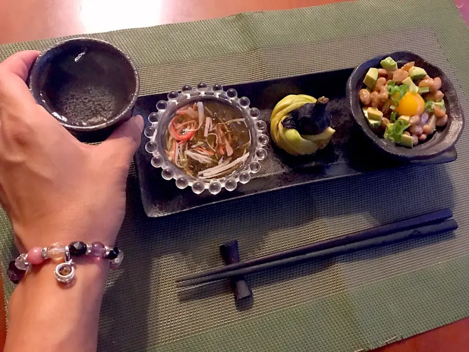 Snapdishの料理写真:wait a moment☝"ちょっとこれで待っててね💓ｶﾆｶﾏもずく酢･ぽん酢翡翠茄子･ｱﾎﾞｶﾄﾞ納豆|🌈Ami🍻さん