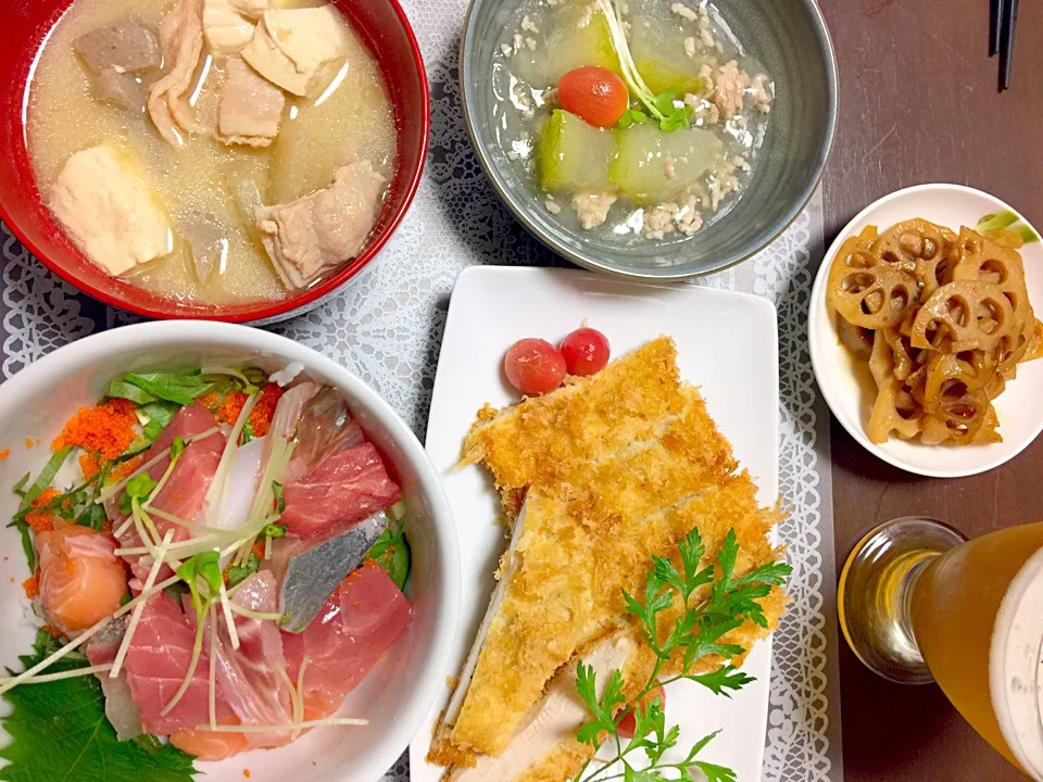 海鮮丼。冬瓜の鶏そぼろあんかけ。チキンカツ。豚汁。|りょうさん