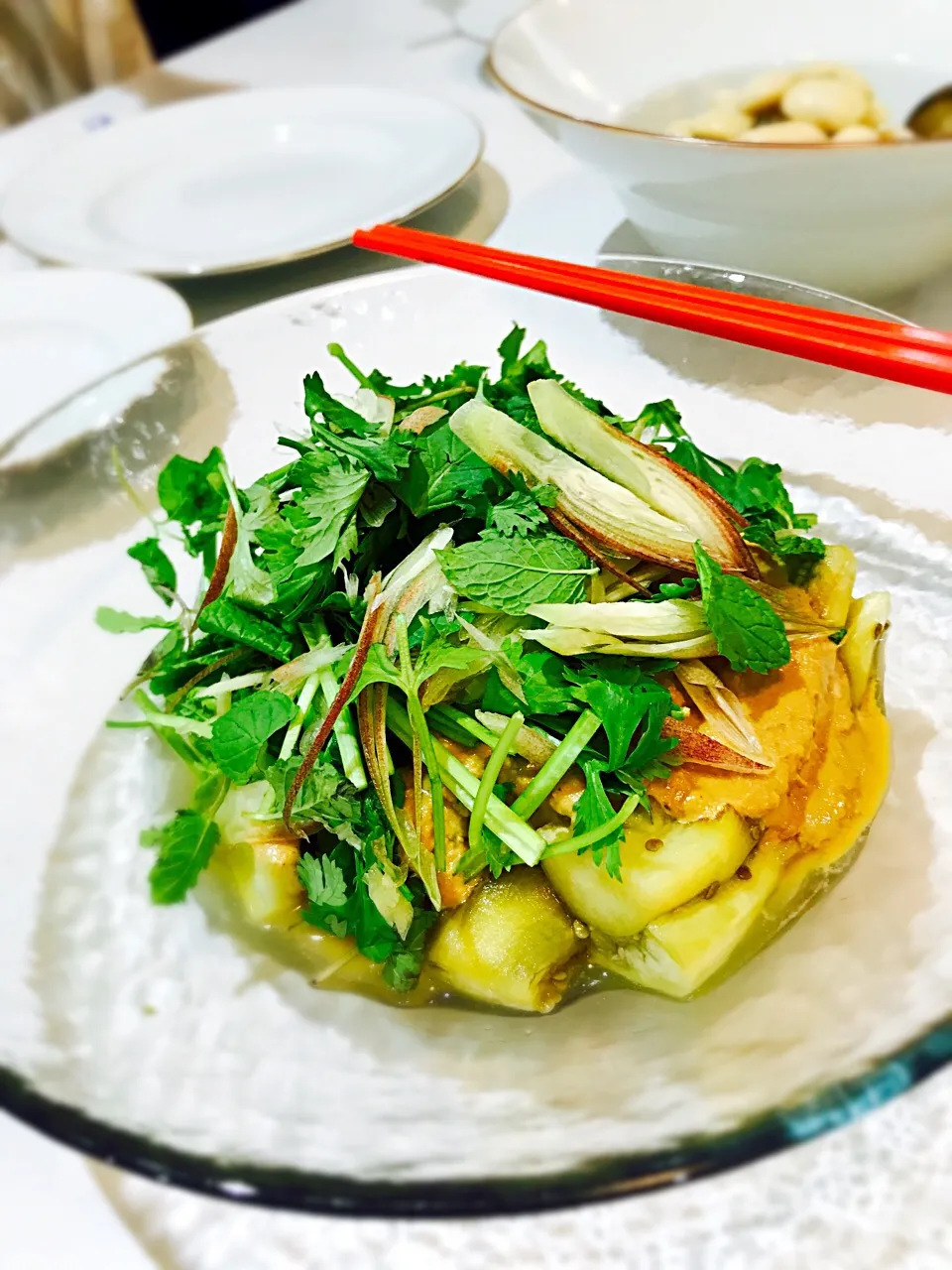 蒸茄泥。
蒸し茄子の香味野菜添え。
おろし生姜と胡麻だれで和えた蒸し茄子に、香草や茗荷にミントなど、夏らしい香味野菜をたっぷり刻んで添えました🌿|長谷川裕子さん