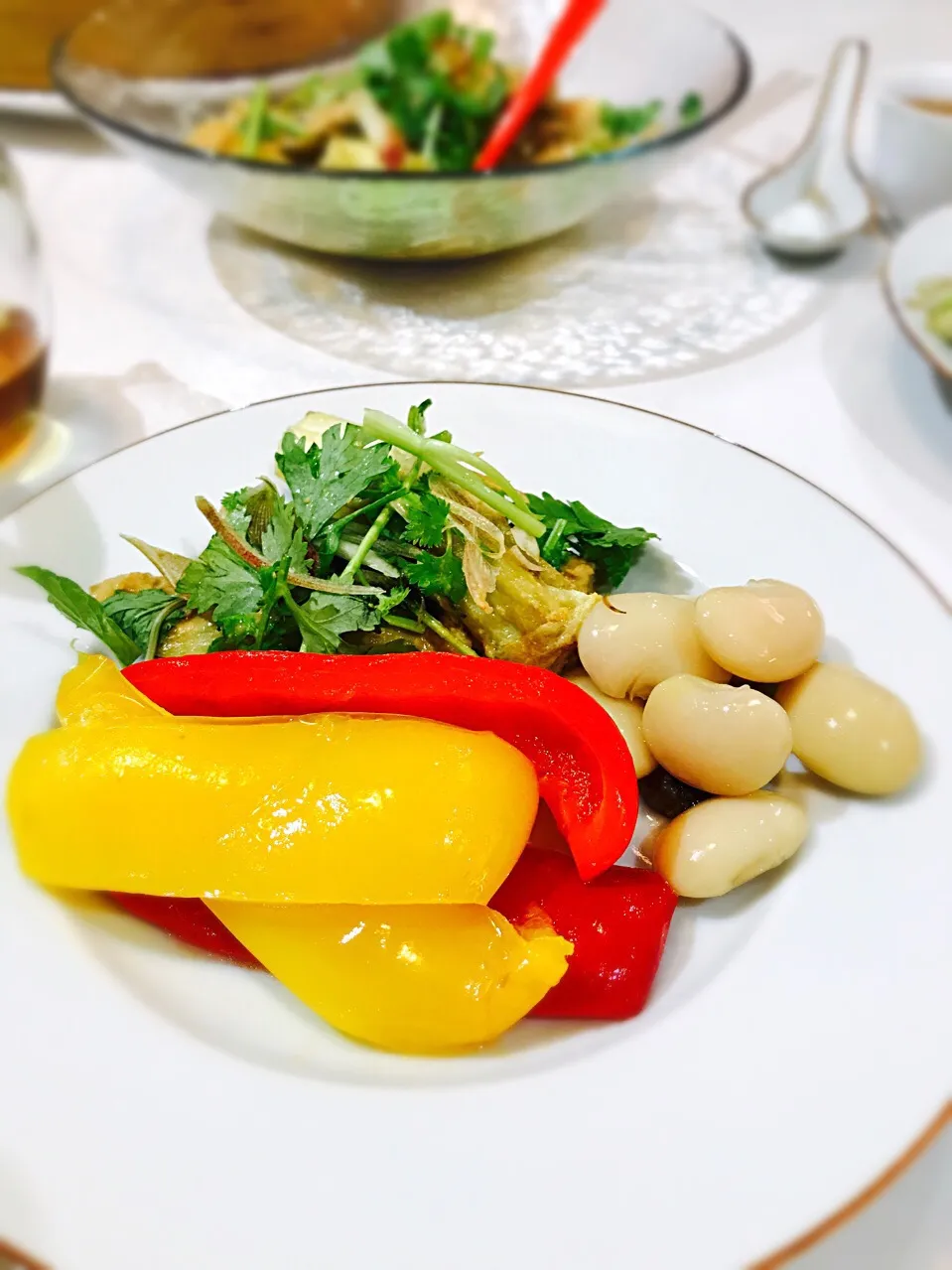 白いんげんの菊花茶煮、パプリカ二色の花椒風味マリネ、蒸し茄子の香味野菜添え。|長谷川裕子さん