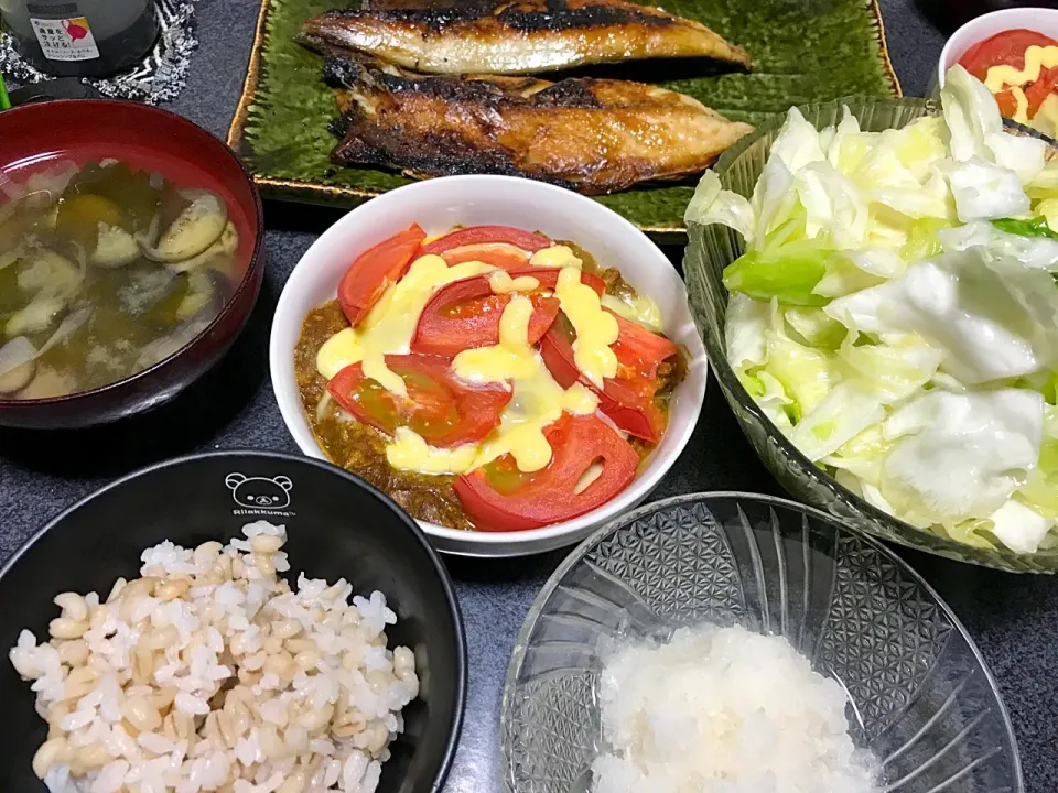 Snapdishの料理写真:もち麦飯、大根おろし、魚、やみつきキャベツ(鶏ガラ胡麻油)、トマトカレー、ネギわかめ味噌汁|ms903さん