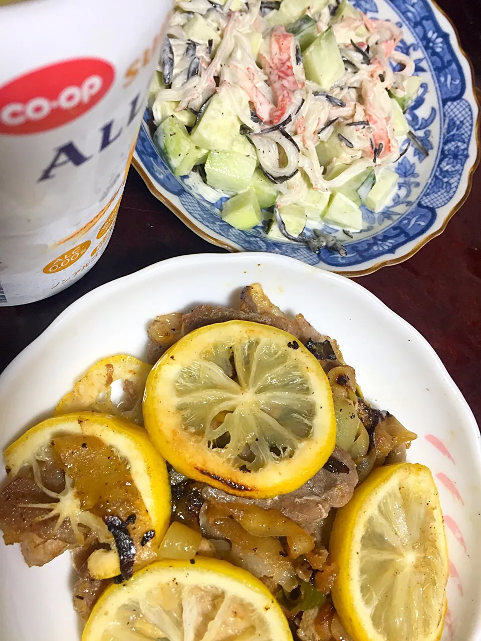 今日の晩御飯。
豚肉蒸し焼きレモン風味、胡瓜とカニフレークとひじきのマヨ和え、ノンアルコールビール。|岸野 令子さん