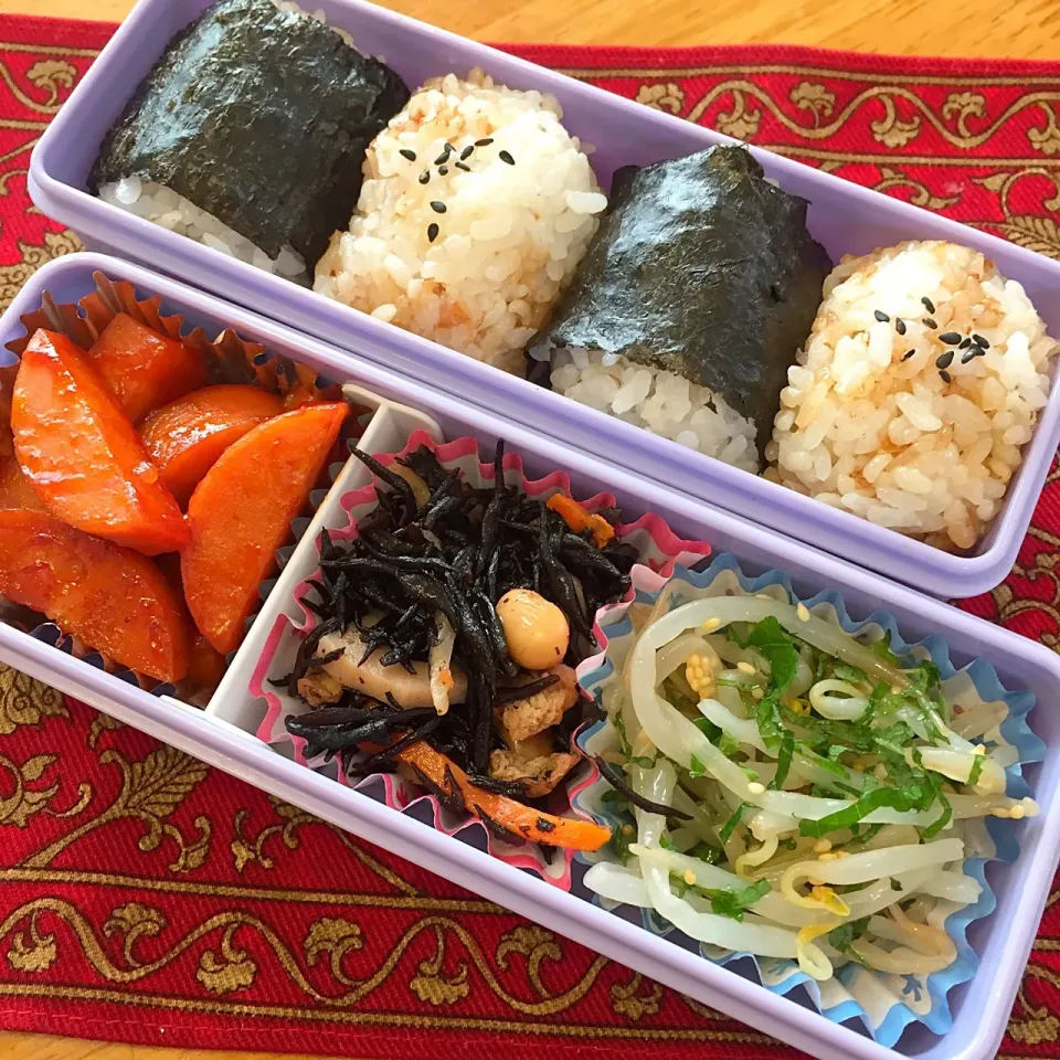 ベビーハムのケチャップソース炒めとおにぎり🍙弁当|もえさん