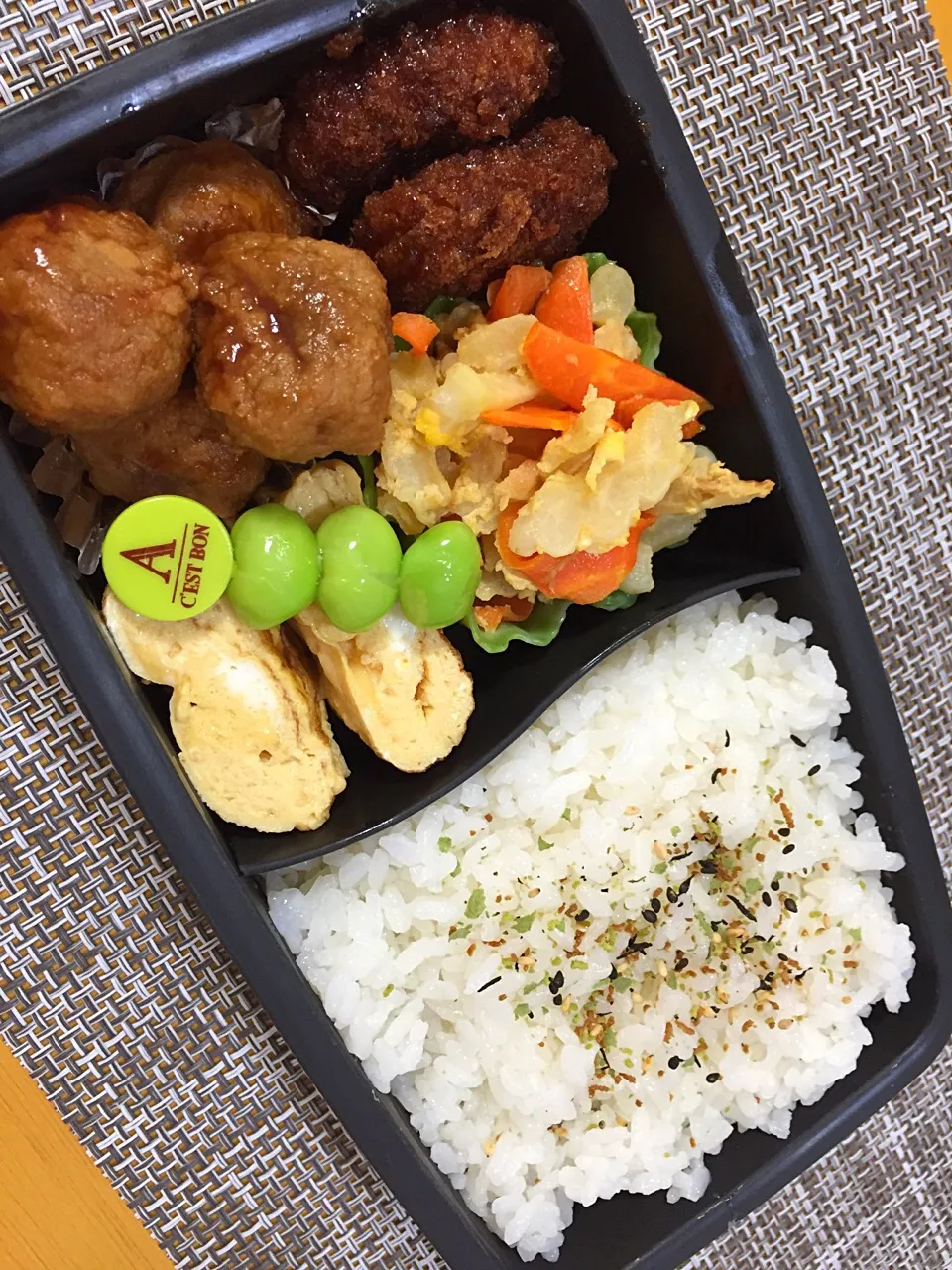 ～今日のお弁当～
🌸ミートボール
🌸ソースかつ
🌸白ゴーヤーチャンプルー
🌸だし巻き卵
🌸枝豆|優花さん