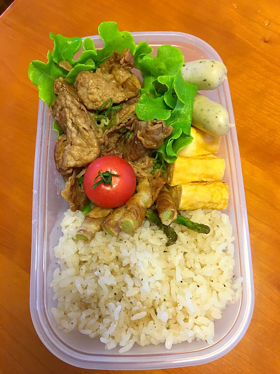 8月4日  お嬢弁当🎶
生姜ご飯  肉とジャガイモのオイスター炒め  アスパラ豚巻き  玉子焼き ウィンナー  プチトマト🍅|みゆさん