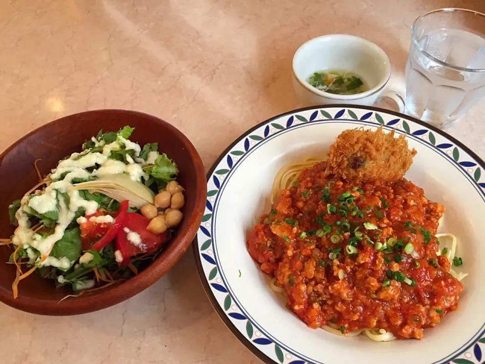 バー&グリル スイス ミートソーススパゲッティとカレーコロッケとサラダ|よだみなさん