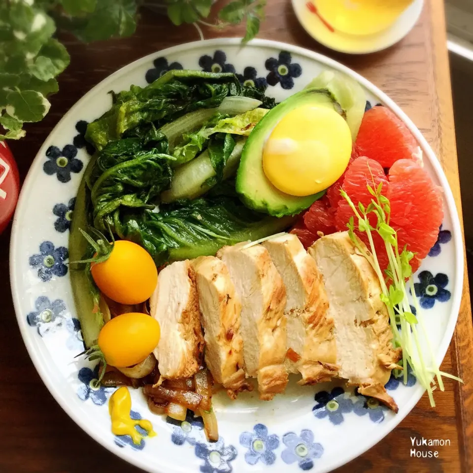 甘酒漬け鳥蒸し焼き
肉を柔らかくする甘酒に
鳥むね肉を1日漬けて
野菜と、蒸し焼きにしました
ふっくら！してる
洋からしをつけて、頂きまーす|ゆかモンさん