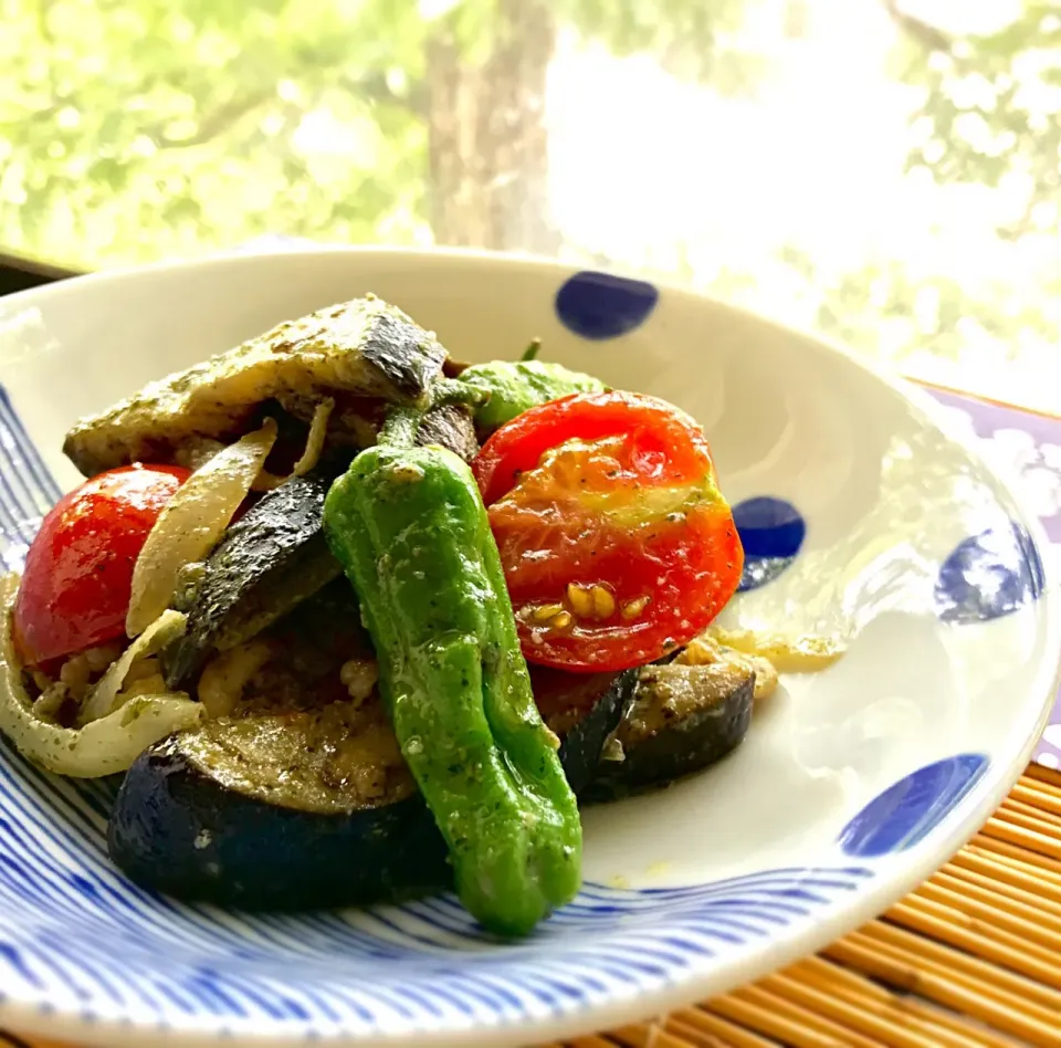 昼ごはん  大葉のジェノベーゼ風ソースで夏野菜と豚のジェノバ炒め|砂雪さん