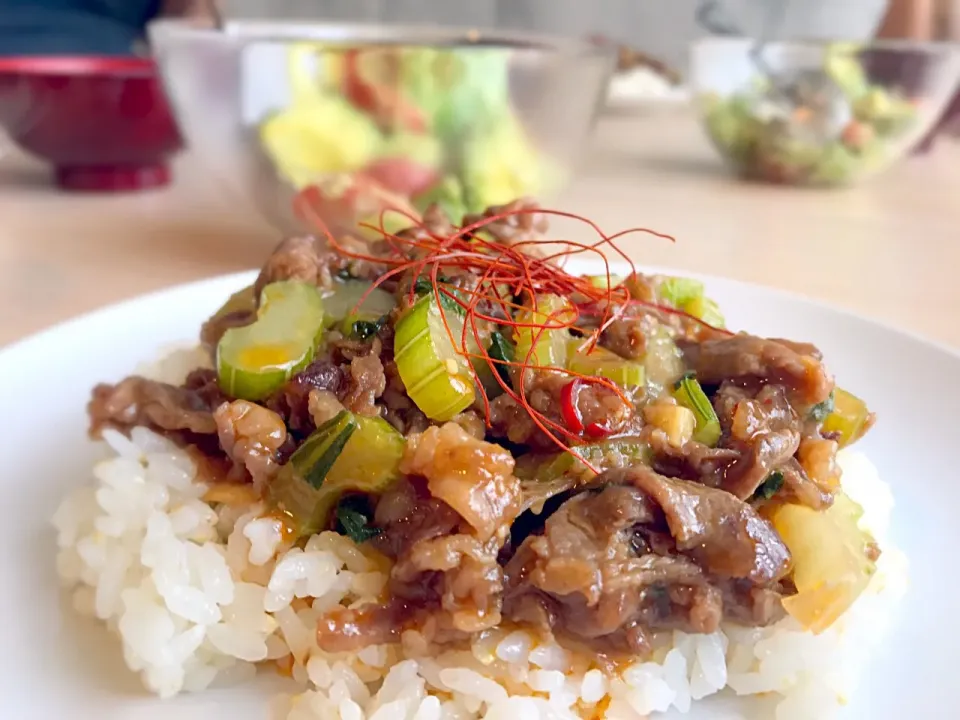 ニーナさんの料理 牛肉とセロリの甜麺醤（ﾃﾝﾒﾝｼﾞｬﾝ）炒め丼   編集部さんに写真を使っていただきました😃29.8.4   ありがとうございました✨|SnapdishJPさん