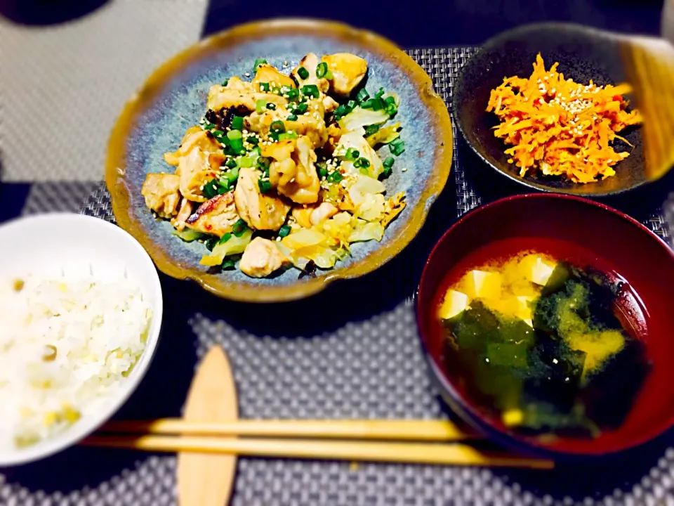 鶏肉とキャベツのさっぱりお酢蒸し、にんじんしりしり、お味噌汁、雑穀米|ありかさん