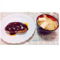 Snapdishの料理写真:今日の夜ご飯
･ハンバーグ
･白菜のお味噌汁
･ツナサラダ
･白米

ハンバーグ以外は冷蔵庫のお掃除も兼ねてある物で（笑）
白菜使ってキャベツ使ってきゅうり使って…
おかげで冷蔵庫綺麗になり
祖父も大喜び
これでまた買い物行けて好きなもの食べるらしいです|ゆい♡さん