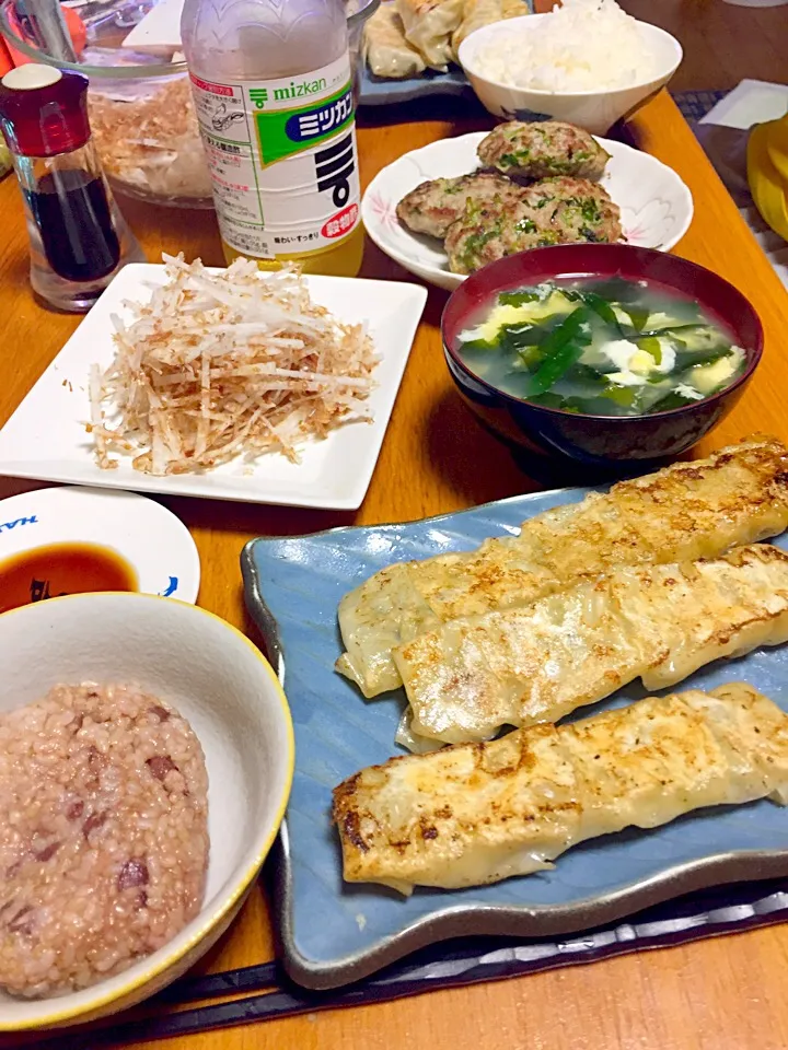 #棒餃子
#ニラとワカメと卵のスープ
#大根サラダ
#餃子の具のニラバーグ
#玄米|みかんさん