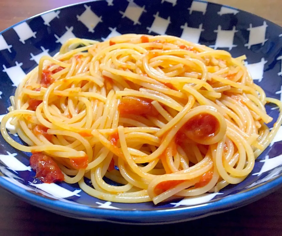 単身赴任の晩ごはん  やべぇ！冷蔵庫に何もない(　˙-˙　)  トマト缶あった🍅 トマトソース作ってスパ。豆板醤添え|ぽんたさん