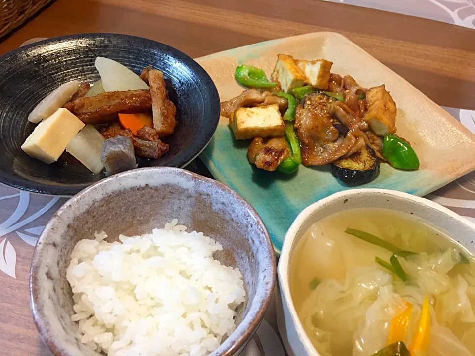 晩御飯
厚揚げとなすと豚肉とピーマンの味噌炒め、大根とごぼうとこうや豆腐とフキの煮物、キャベツとニラと人参のワンタンスープ、白米|かよちゃんさん