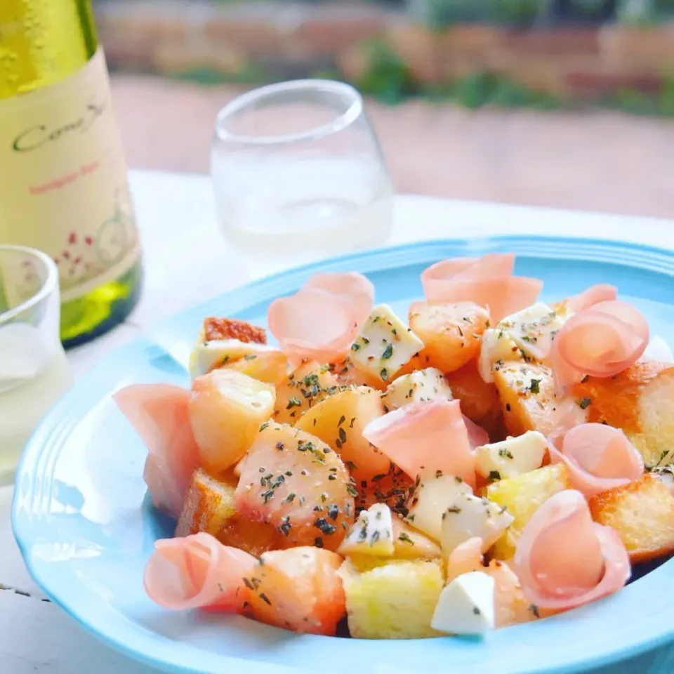 桃バジルモッツァレラ生ハムバゲットサラダとお気に入り！チリ産オーガニック白ワイン - ふじたかなの"いつも美味しい！もの探し"|ふじたかなさん