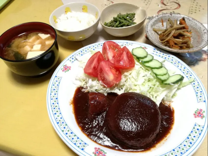 晩ごはん
　頂き物のなだ万ハンバーグを煮込みにしました😋🍴
　ささげ胡麻和え
　きんぴらごぼう
　ワカメお豆腐お味噌汁|korinoさん