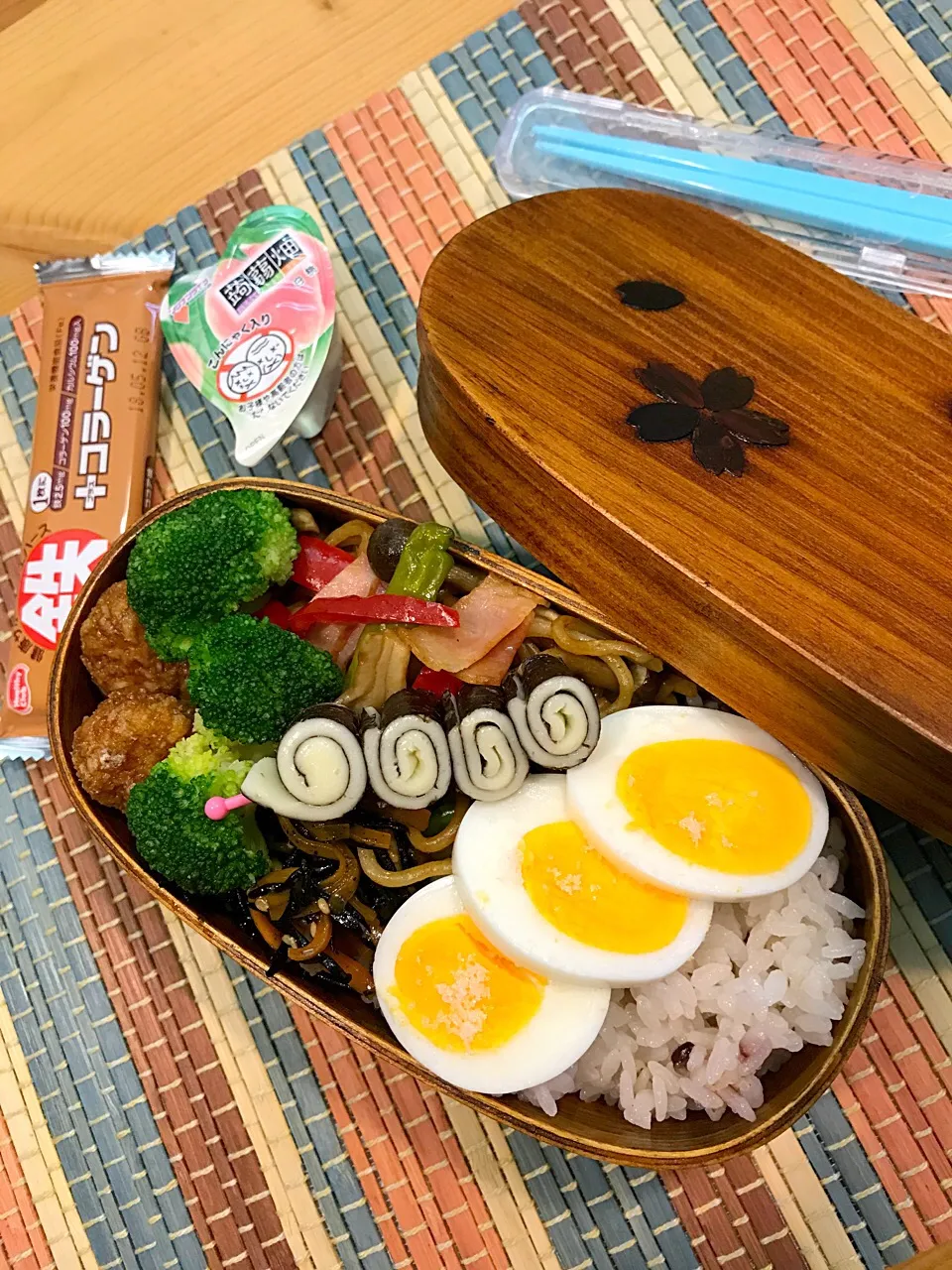 パパたろ弁当🍱

ごはん
ゆで卵
海苔とチーズのくるくる
焼きそば
ひじき煮
メンチカツ
ブロッコリー|ひななぎさん