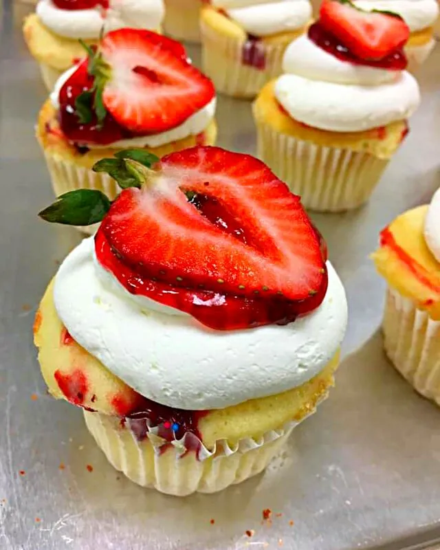 strawberry shortcake cupcakes|CHUENCHAIさん