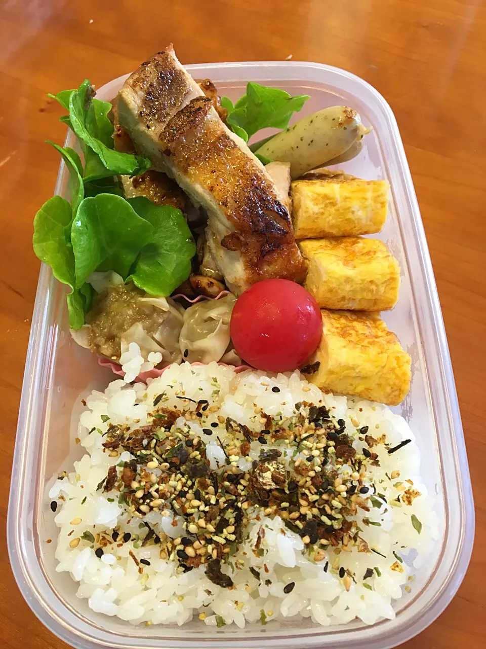 8月5日 土曜日お嬢弁当🎶
チキンソテーにんにく醤油風味  シュウマイ  玉子焼き  ウィンナー  プチトマト🍅|みゆさん