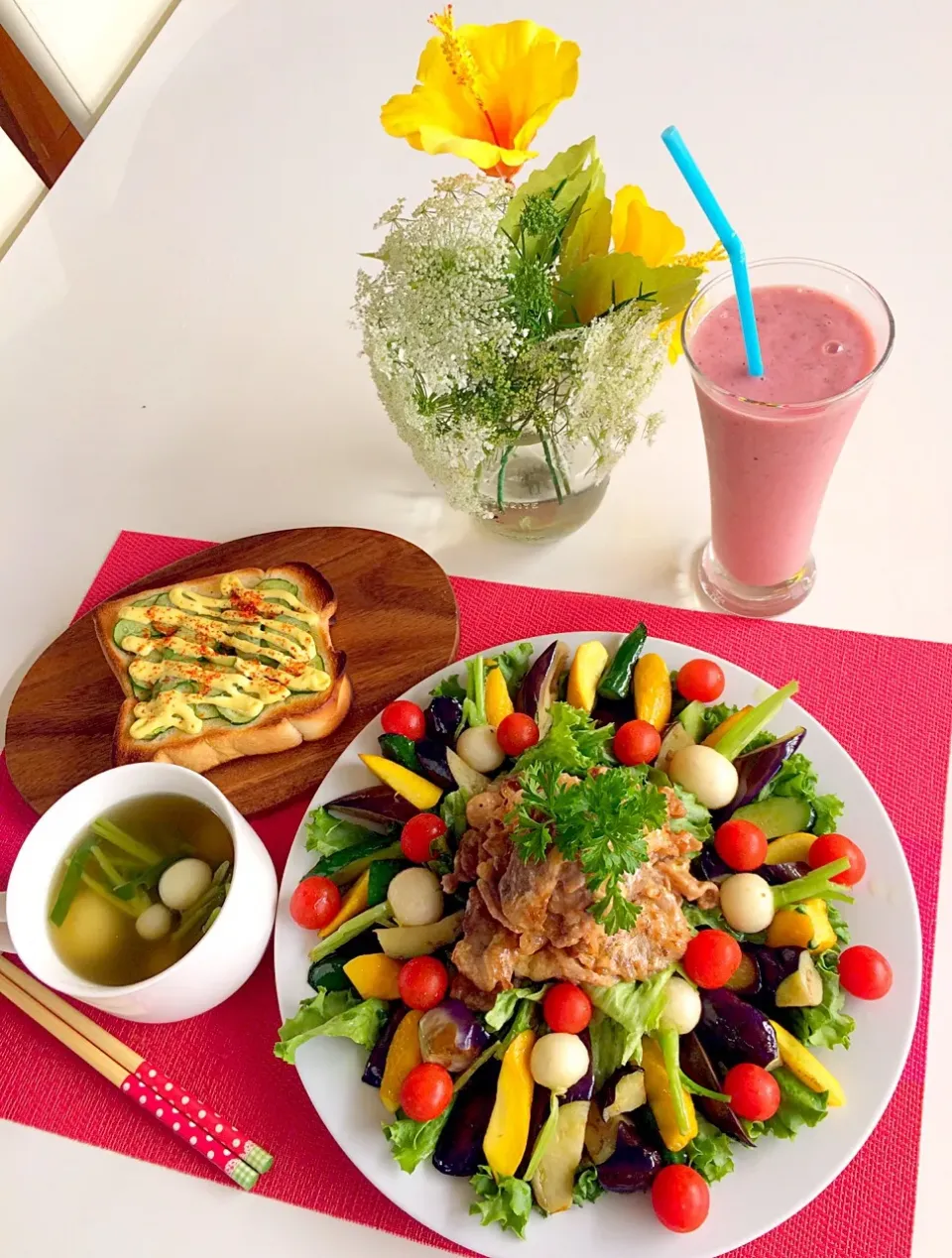 朝ごはんは勝負飯( ◠‿◠ )
焼肉盛り上げ夏野菜サラダ🥗
面白トースト笑笑🍞胡瓜マヨ🥒
かぶのコンソメスープ😋
ラズベリー入り甘酒スムージー💓|はみちゃんさん