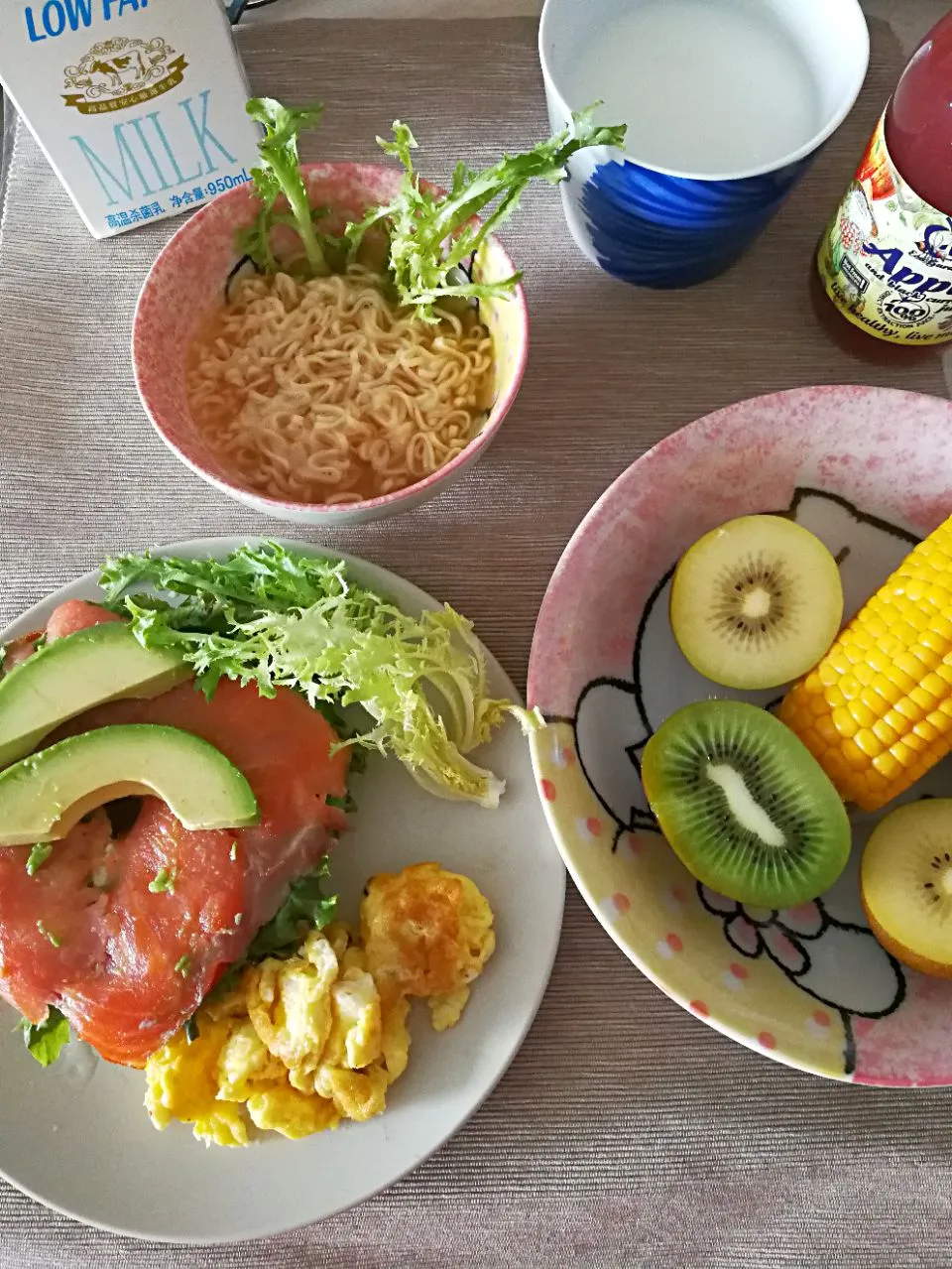 Snapdishの料理写真:早餐☀️三文鱼三明治，拉面，玉米|Lilyさん