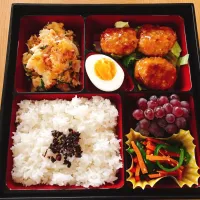 賄い弁当（豚コマポン照りバーグ、和風ポテサラ、にんじんとピーマンのきんぴら）|スコネコさん