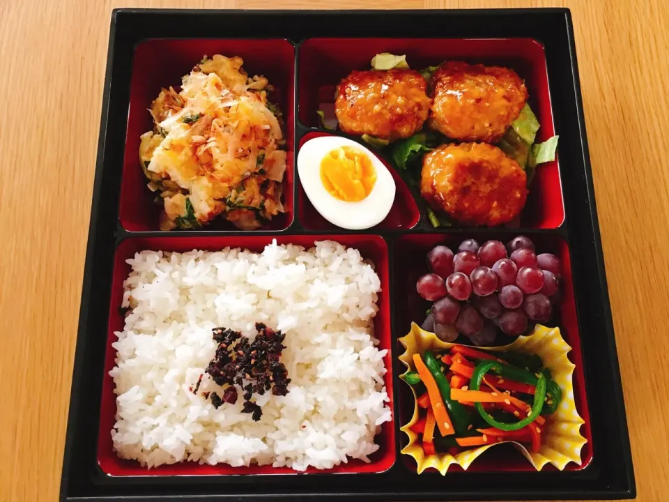 Snapdishの料理写真:賄い弁当（豚コマポン照りバーグ、和風ポテサラ、にんじんとピーマンのきんぴら）|スコネコさん