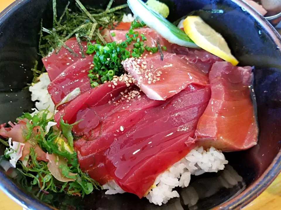 地まぐろ丼|豚珍さん