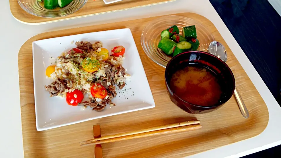 今日の昼食　牛肉とミニトマトのガーリック炒飯、きゅうりの甘酢漬け、味噌汁|pinknari🐰🌈さん