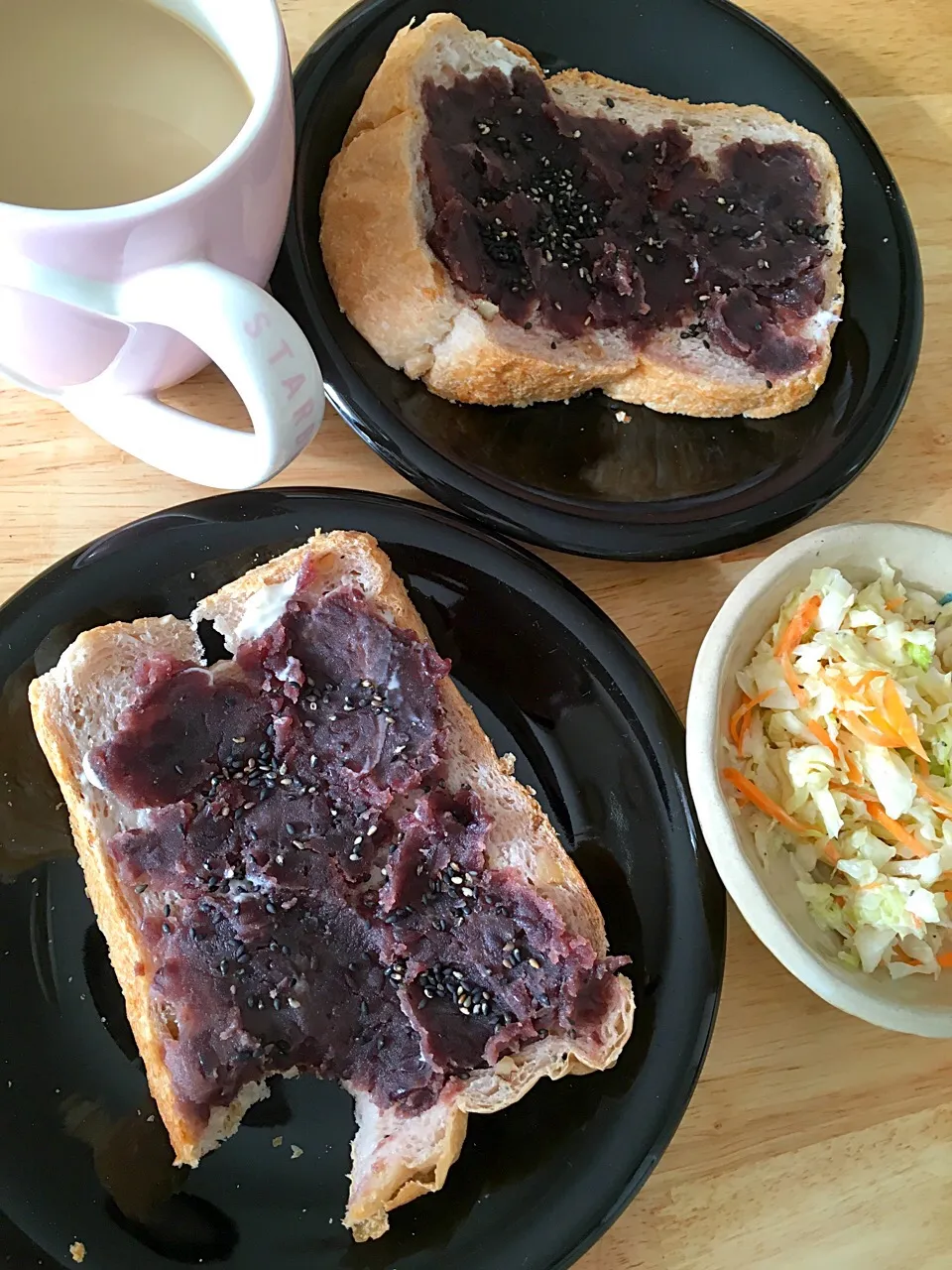 Snapdishの料理写真:土曜日の朝ごはん【がんばれ】・ω・´)尸
朝焼きくるみ食パンで🍞あんパン、ケンタ風コールスローサラダ、カフェ・オ・レ❤️|さくたえさん