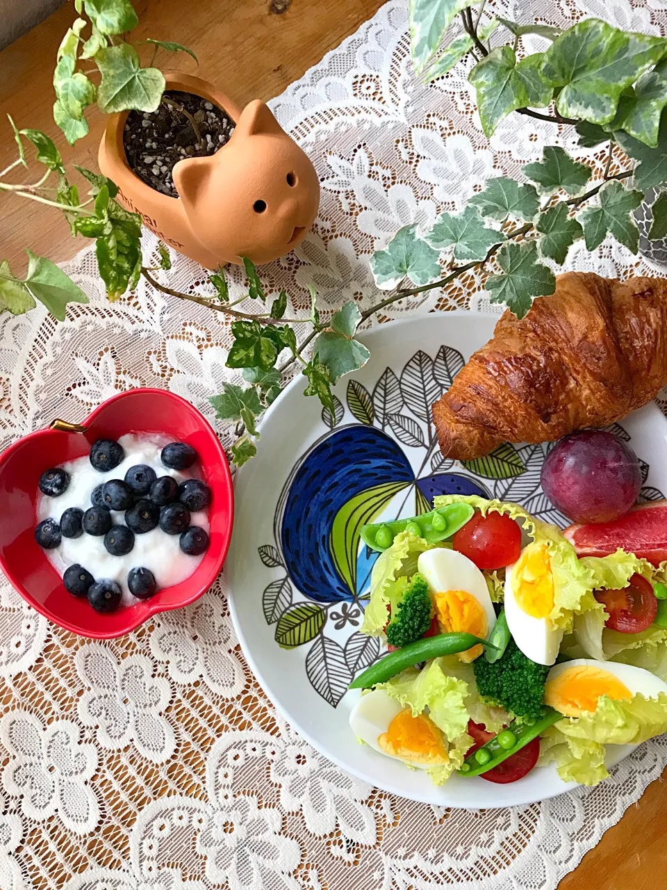 Snapdishの料理写真:🍎無いけど 🍎な食器で野菜&果物モリモリ朝食🍴🥐🥗|Hollyさん