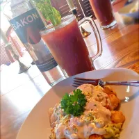 Snapdishの料理写真:Tater tot breakfast bowl with scrambled eggs and sausage gravy along with a Bakon Vodka Bloody Mary! Saturday brunch.|MJRoperさん